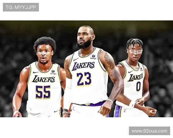 詹姆斯转发布朗尼扣篮训练：父子齐力见证成长！