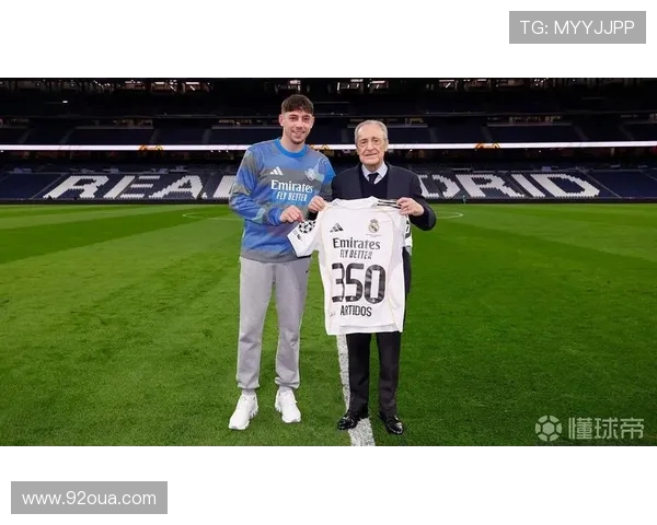 马刺球星巴恩斯跨界联动国米 世俱杯前夕获赠专属球衣(3)